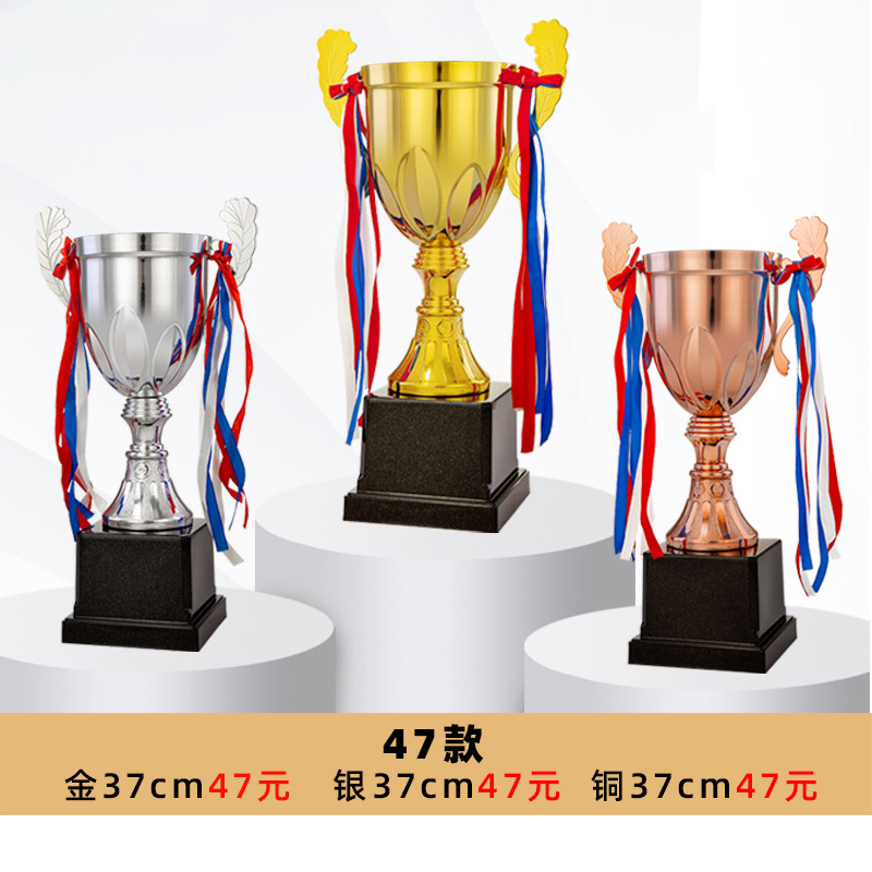 Trofeo de baloncesto de metal para eventos deportivos, trofeo grande de fútbol de cuatro columnas, artículos artesanales para celebraciones y premios, venta al por mayor del fabricante.