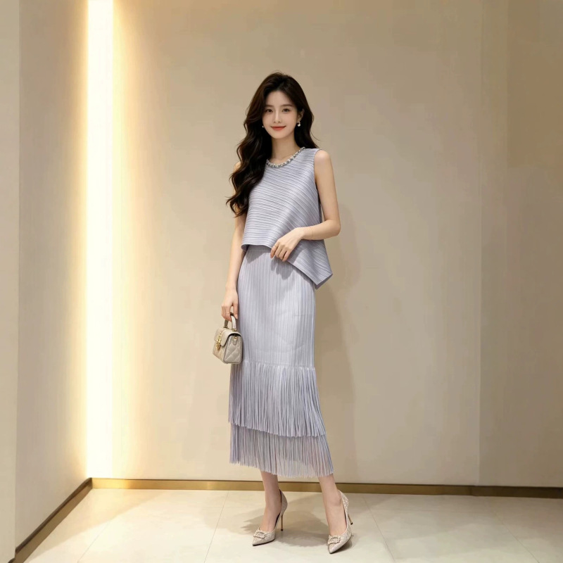 Miyake Pleated Original Manufacturer Sleeveless Two-Piece Set for Women, Summer Commuting Versatile Double-Layer Tassel Skirt Set Miyake Pleated Original Manufacturer Sleeveless Two-Piece Set for Women, Summer Commuting Versatile Double-Layer Tassel Skirt Set