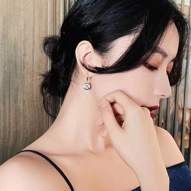 Agujas de plata con diamantes amor pendientes retro simple coreano alta sensación dulce temperamento diversificado pendientes al por mayor mujeres