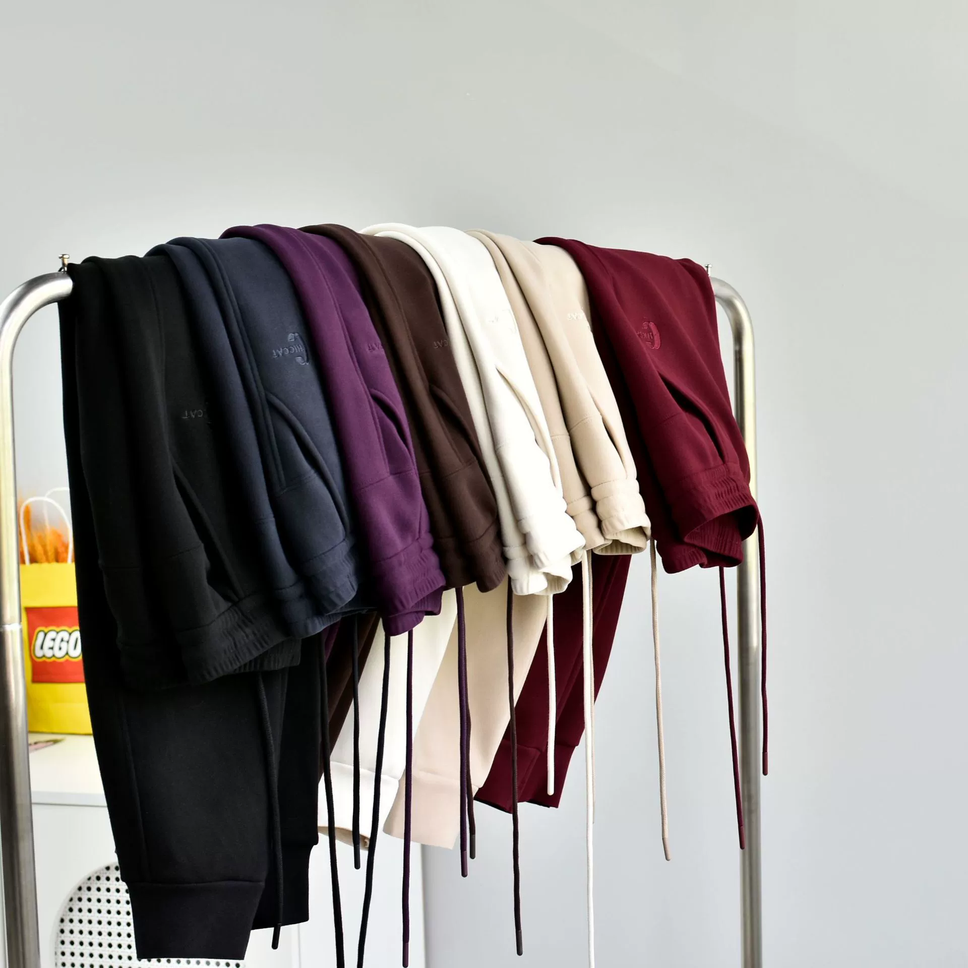 [Горячие кожаные ветровые штаны] 2024 новый зимний толстый шерстяной шелк плюс бархат спортивные повседневные белые брюки