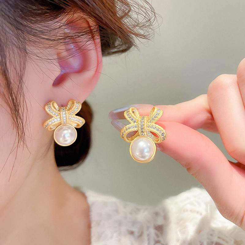 Pendientes de imitación de perlas de temporada con flores elegantes y lazo medieval francés de Cao Shi, pequeños pendientes fragantes_voghion.com