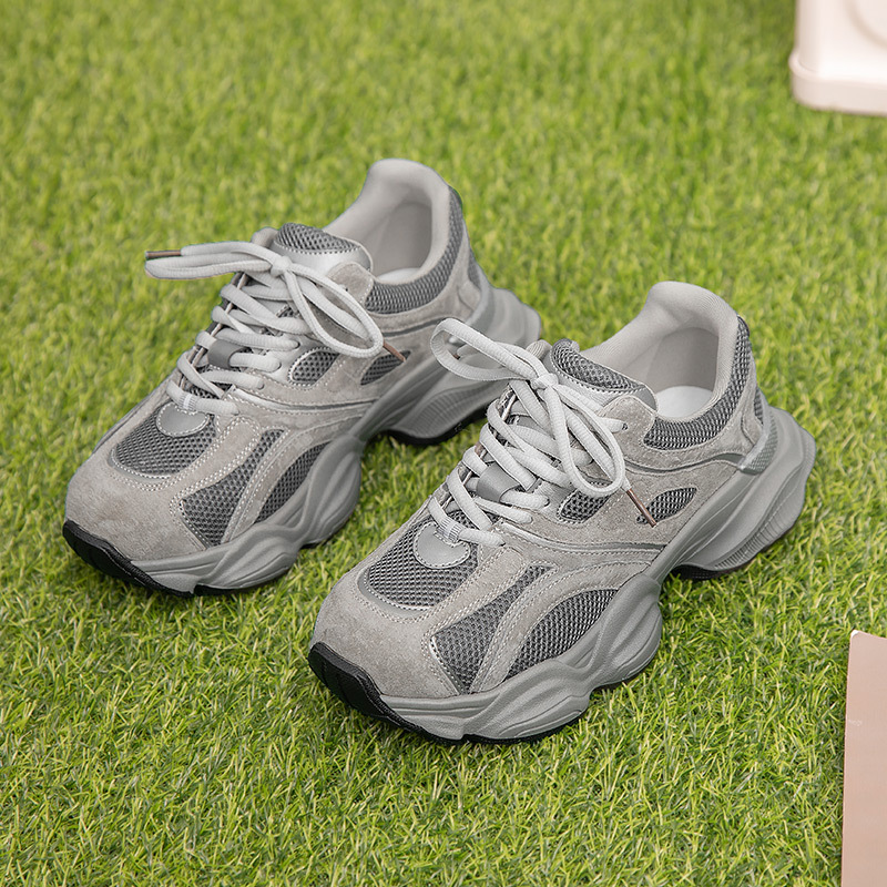 Zapatos de padre gris gris grueso para mujeres 2024 verano nuevo pequeño hombre ligero casual callejera zapatillas deportivas