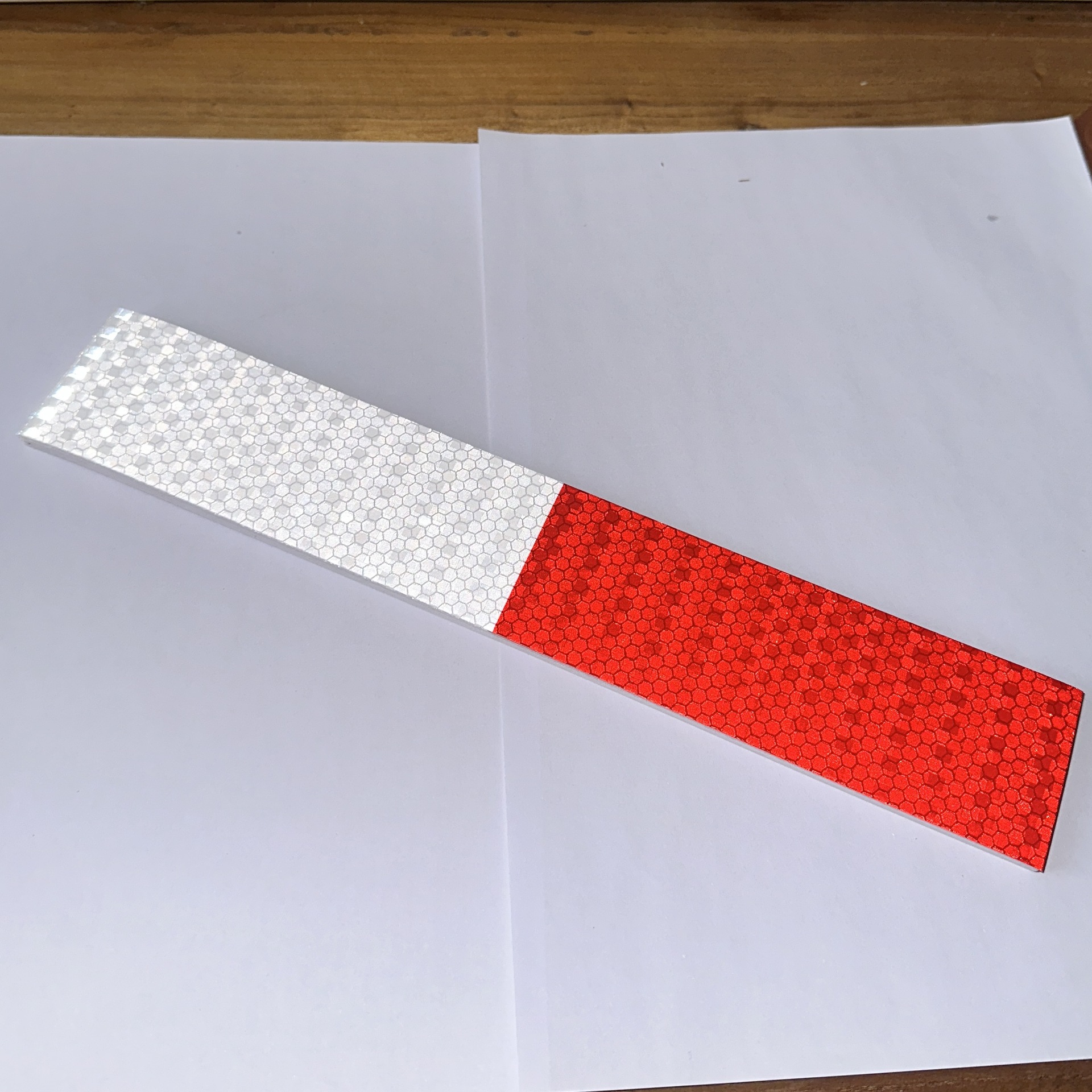 Rojo y blanco neutro reflector adhesivo de carretera película reflectante reticular adhesivo reflectante especial de inspección anual con adhesivo posterior tira reflectante