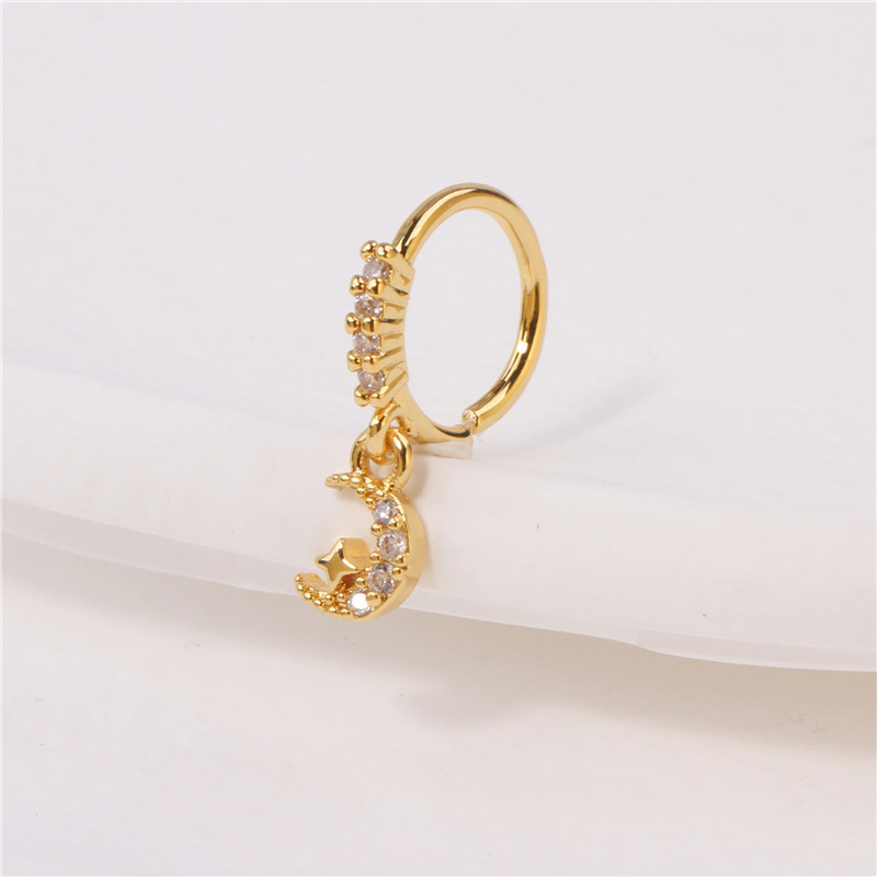 Anello transfrontaliero europeo e americano con mini cuore intarsiato di diamanti, ciondolo a forma di luna con occhio di diavolo blu e piercing al naso_voghion.com