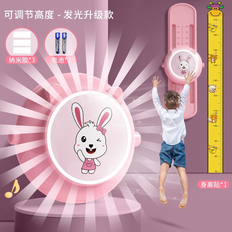 高神器を触って子供が高跳びの音声カウンターを触って高跳びの訓練器材を高く跳んで高く跳んで助長します。|undefined