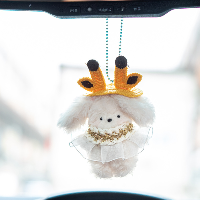 Юбка из бежевой марли висит на машине