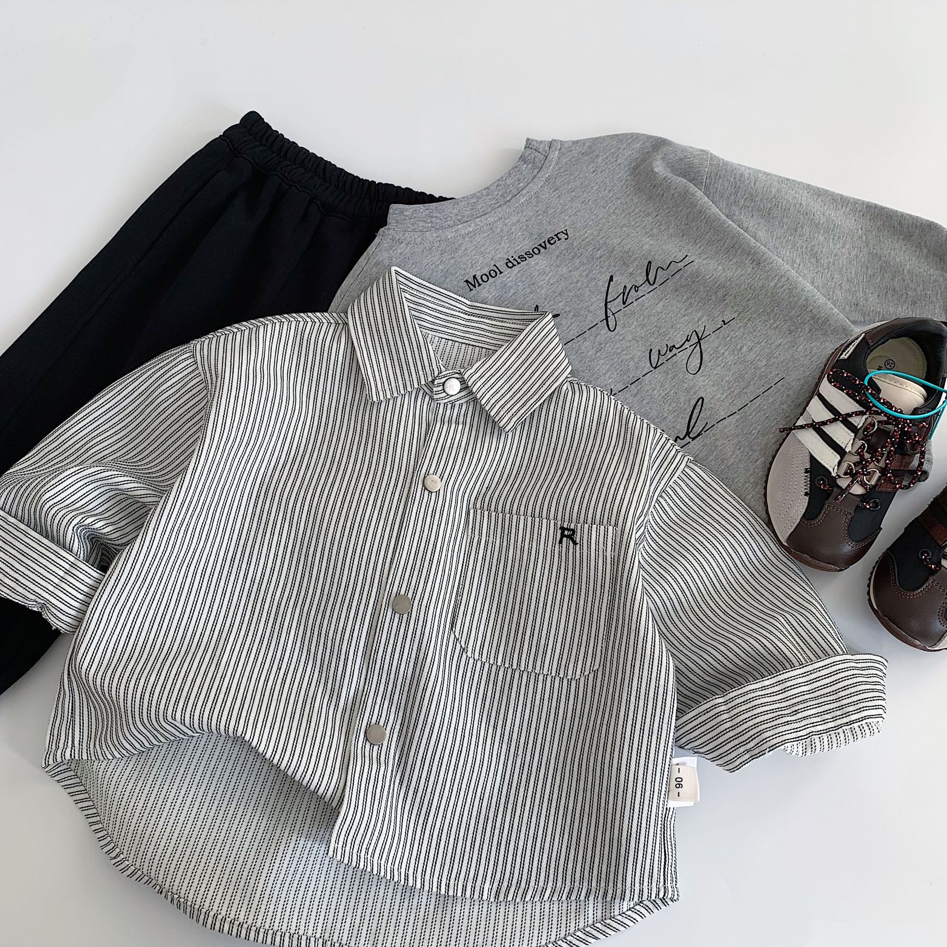 Mai Bao ropa infantil camisa infantil 2025 otoño nuevo modelo coreano para bebés varías camisa de manga larga a rayas verticales