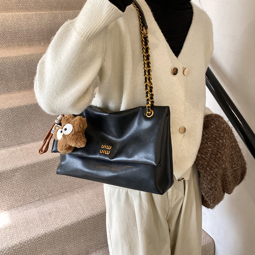 Large capacity bags for women in autumn and winter all-matching 2024 new simple chain shoulder bag casual commuter bag