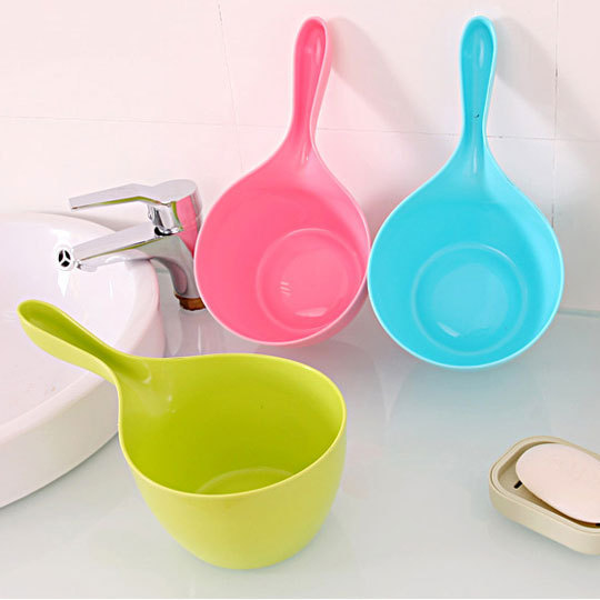 Cuchara de baño para bebés Cuchara de agua de plástico Cuchara de agua para niños Champú Taza Cuchara de agua de plástico Mango largo Cuchara de agua para bañera