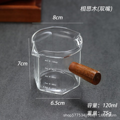木は小さいミルクの杯を抽出してコーヒーの耐熱ガラスの目盛りのミニのミルクの壺の調味料の汁をミルクの缶の計量カップのオンスに注ぎます。