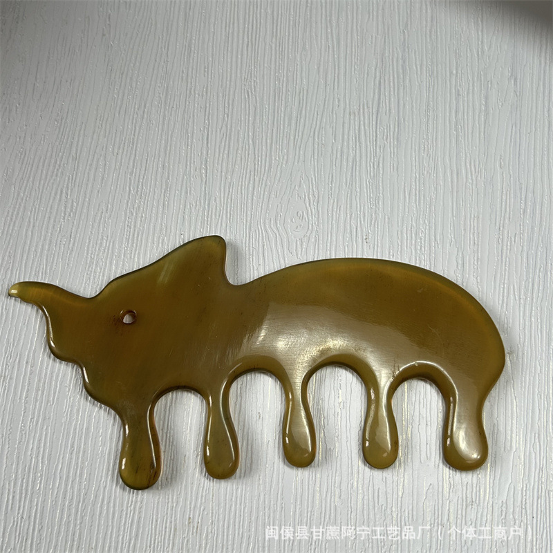 Natural Horn Scalp Massage Comb Buffalo Horn Gua Sha Beauty Comb Gift Comb 10-15CM in use