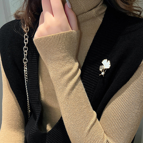 Pearl ginkgo leaf brooch, high-end women's exquisite high-end design suit sweater corsage brooch with small accessories