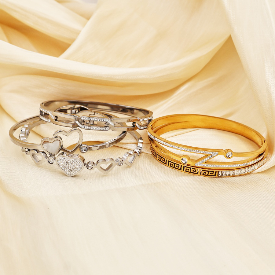 Forme De Cœur Rétro Style Classique Plaqué Or 18K Acier Inoxydable 304 Diamant Artificiel Bracelet En Masse display picture 8