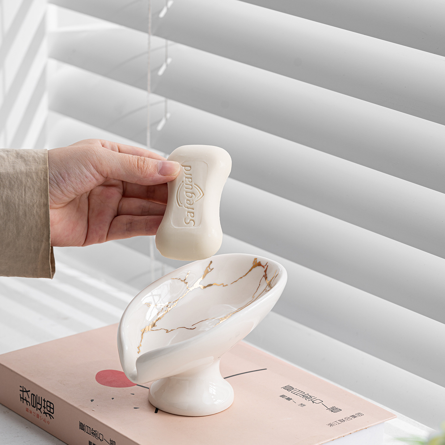 Moderno minimalista estante de jabón de banano creativo estante de jabón de cerámica decoraciones para el hogar de la vida decoraciones de alta calidad al por mayor