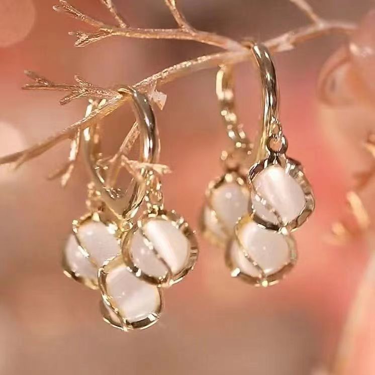 Nueva moda de lujo ligero de alto grado hebilla elegante imitación gato ojo pendientes nicho femenino diseño personalidad Internet celebridad pendientes moda