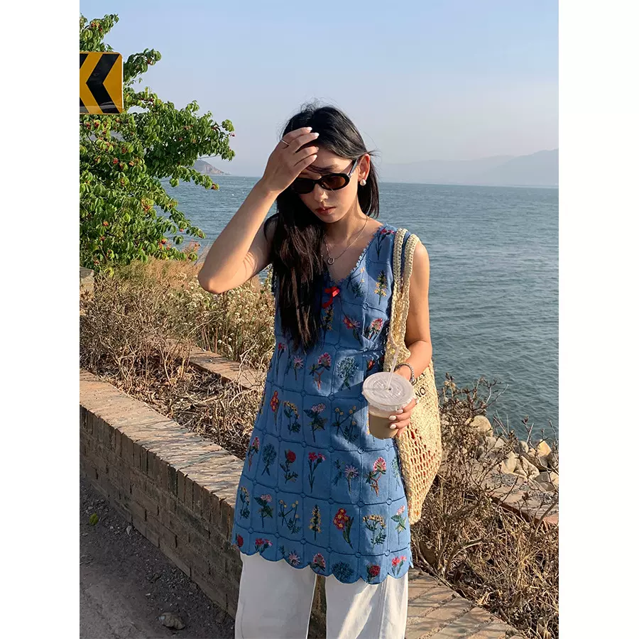 黄峥 V领蕾丝花边刺绣抽绳收腰无袖连衣裙女2025夏甜美清新520426