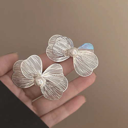 Water Mist Garden ~ Exquisite French-Style Metal Butterfly Flower Earrings, Light Luxury High-End Unique Design, Elegant and Simple Personality