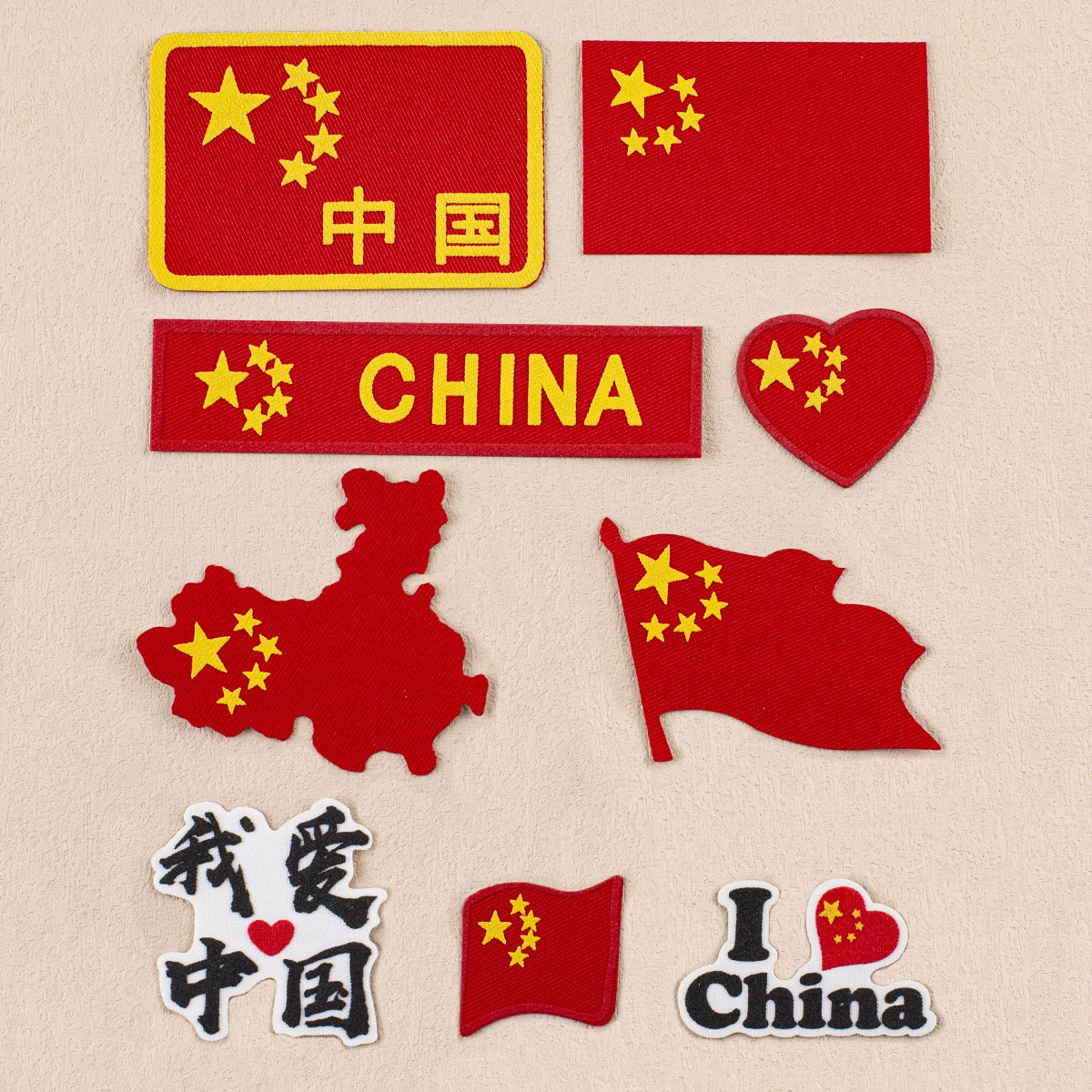 Патриотические самоклеящиеся тканевые наклейки с различными формами национальных флагов можно наклеивать напрямую на одежду, шляпы, чехлы для мобильных телефонов и декоративные этикетки для упаковки.