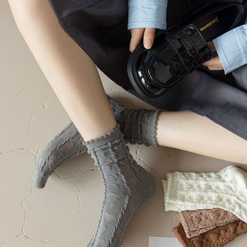 Autumn and winter retro socks for women mid-tube bubble mouth vertical striped socks solid color embossed black and white student JK style Lolita socks