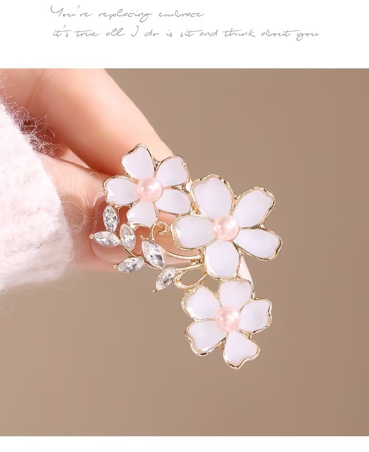 White lisianthus flower brooch