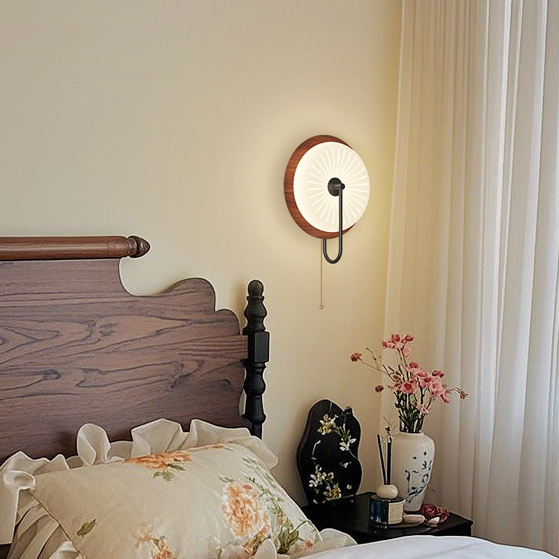 Lámpara de pared de cabecera de cama retro de grano de madera de nogal de estilo medio, donut de crema francesa, decoración de iluminación de pared de fondo de dormitorio de sala de estar