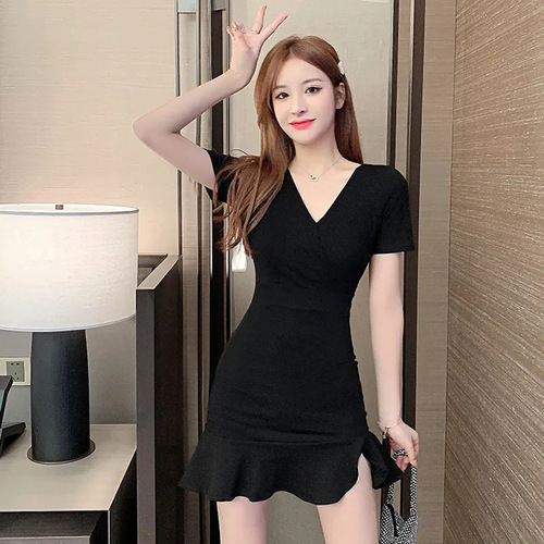 韩国赫本小黑裙短裙2023夏季新款性感v领包臀高腰显瘦鱼尾连衣裙