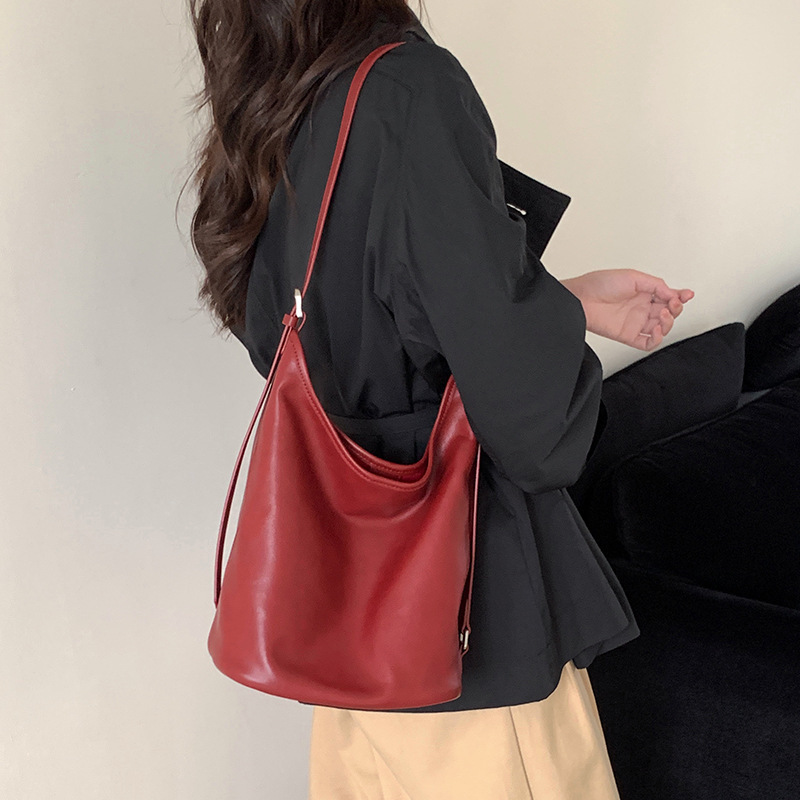 小众真皮通勤水桶包女2025新款慵懒复古质感头层软牛皮女包斜挎包|undefined