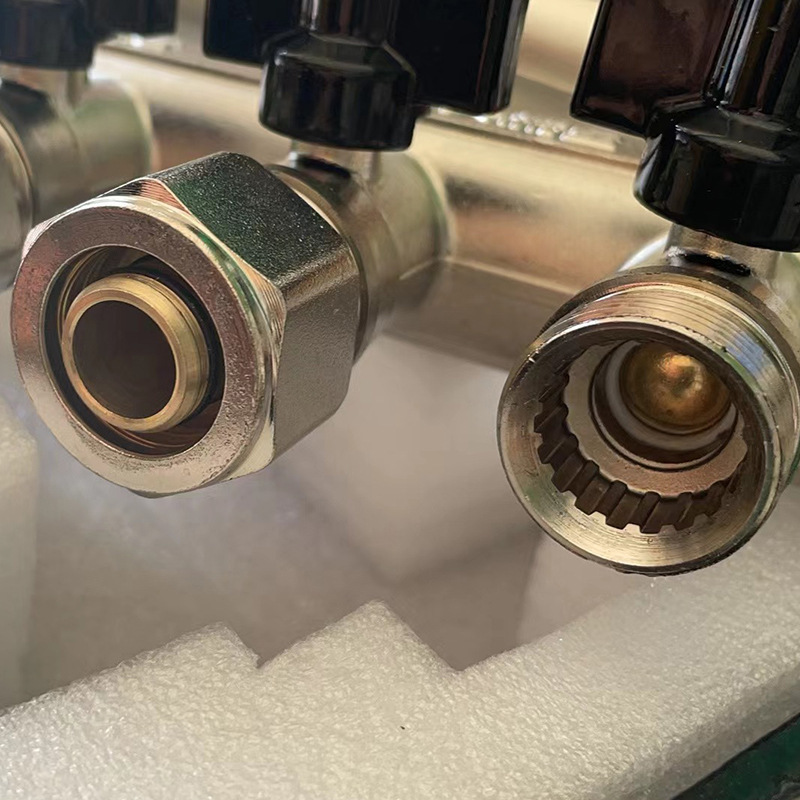 元のメーカーの工事の家装の硬い金の大流量の銅の集水器の規格のそろっている分水器のスイッチは直接供給します。|undefined