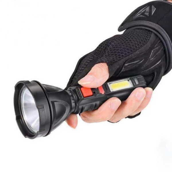 Universal handheld flashlight