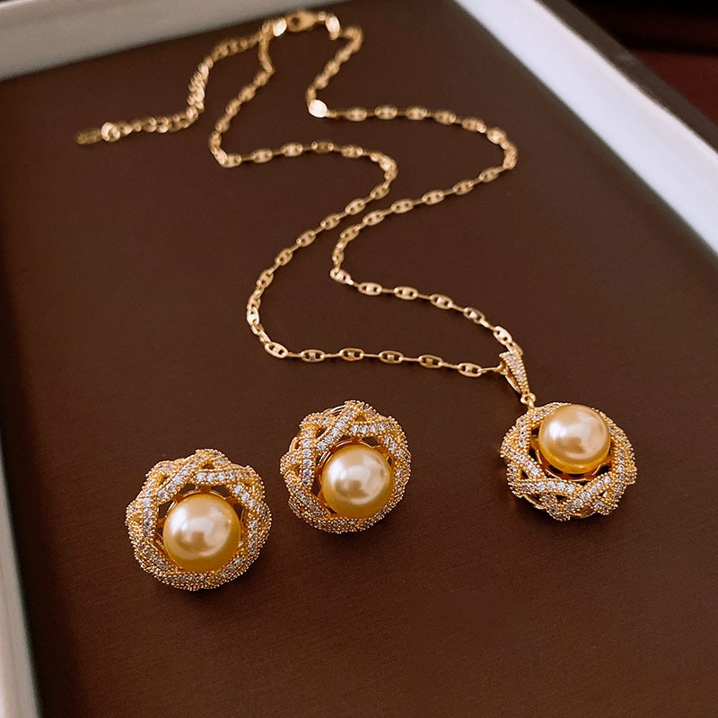 Zircon Pearl Round Pendant Necklace