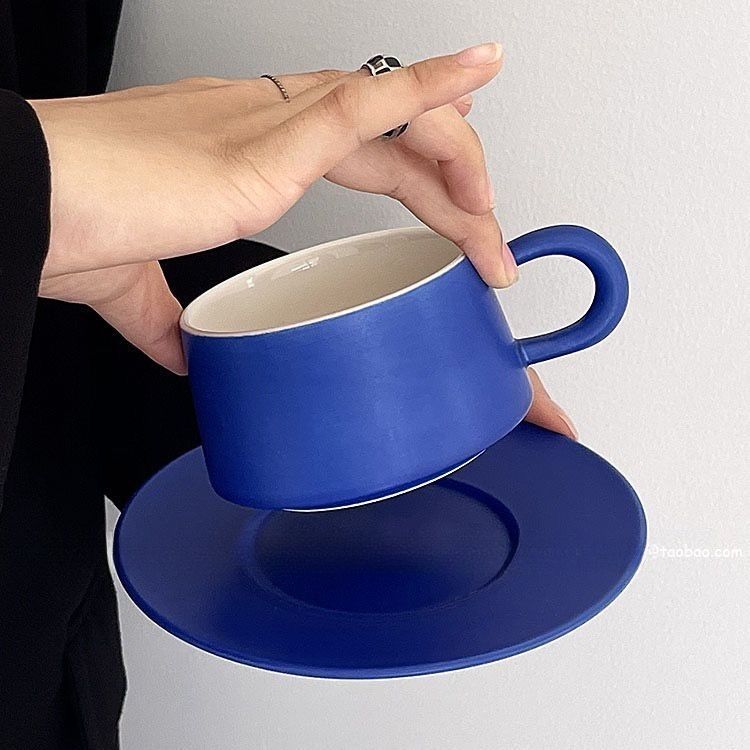 Klein taza de café azul de alta calidad exquisita taza y plato conjunto de tazas caseras tazas de estilo japonés de estilo de mano para mujeres ins
