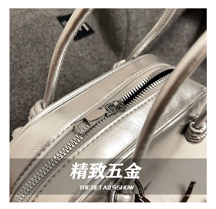 Retro soft leather solid color pillow bag for women, 2025 new trendy and fashionable single-shoulder crossbody bag, versatile hand-held bowling bag Application Scenario