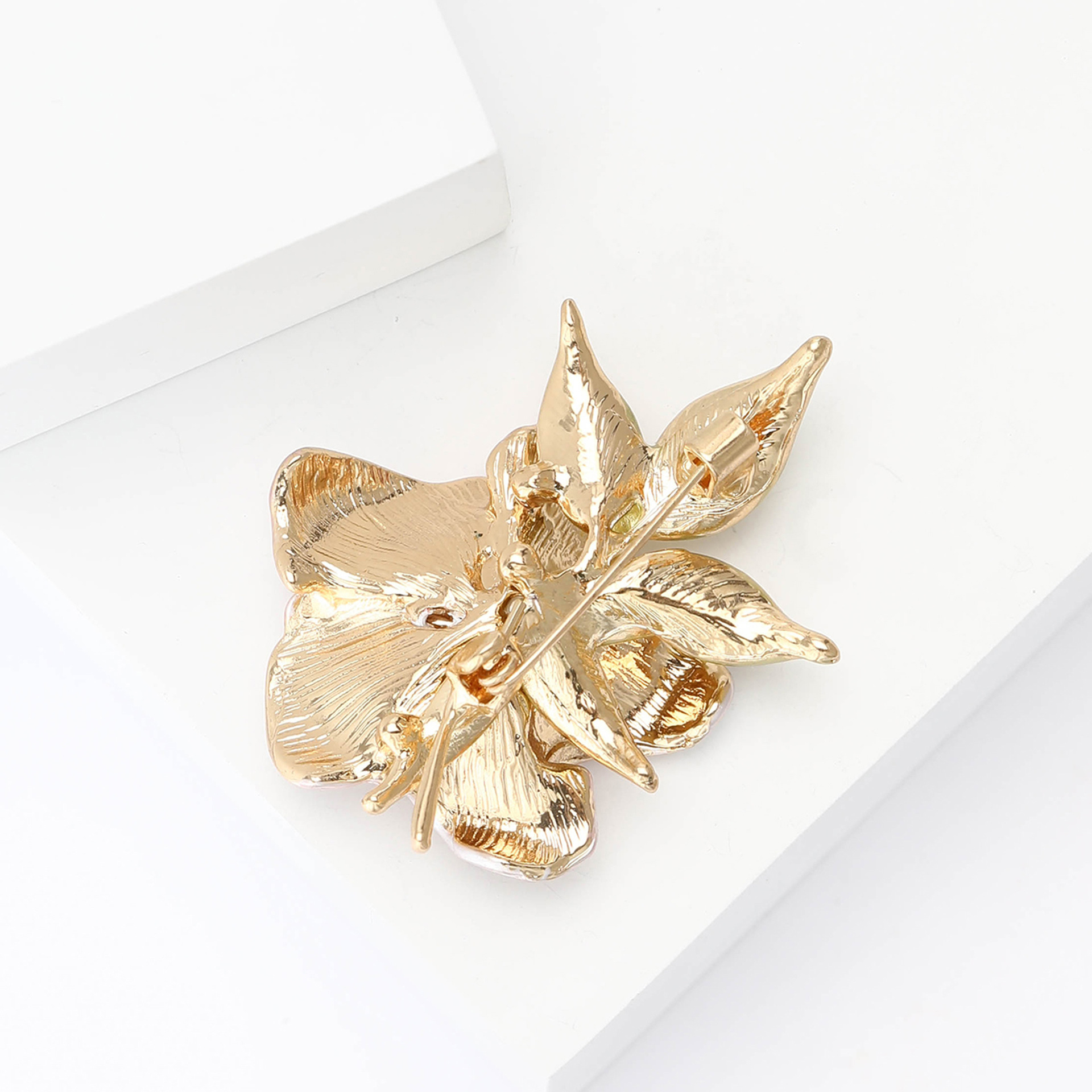 New exquisite high-grade alloy enamel daffodil brooch fresh sweet ladies dress corsage jewelry pin