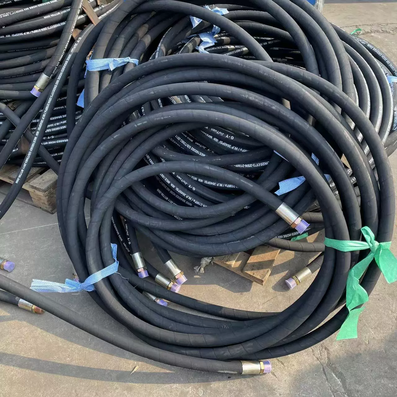 源头液压机械油管钢丝胶管总成煤矿高压胶管挖掘机破碎锤高压油管