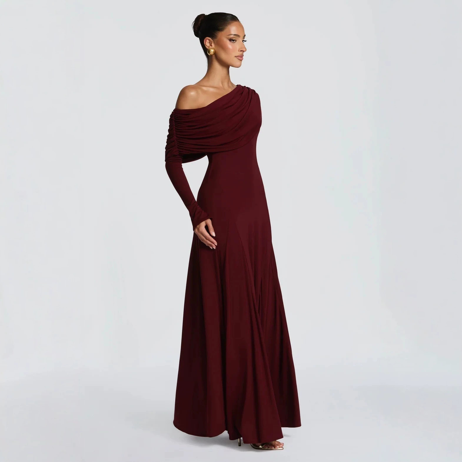 2026 mujeres europeas y estadounidenses transfronterizas hombros inclinados mangas largas cuello swing vestido plegado vestido de cintura sólida vestido delgado al por mayor image 2