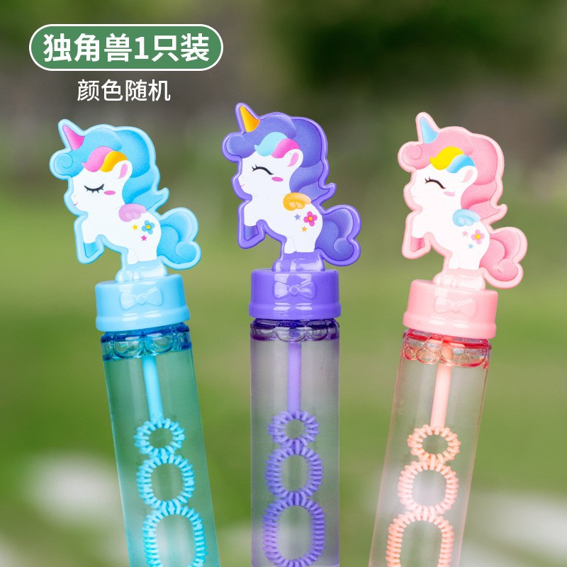 Varita de burbujas de panda de dibujos animados para que los niños la sostengan y hagan burbujas al aire libre en el parque.