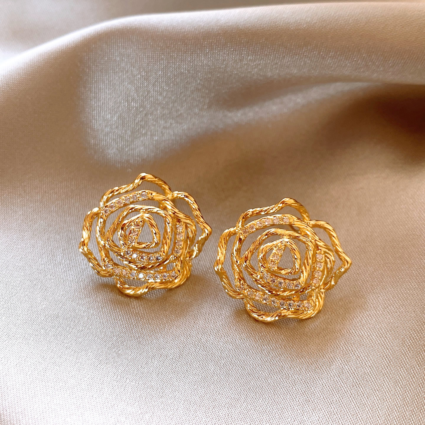 金色扭纹镂空花朵耳钉女超好看独特漂亮耳饰2025新款爆款秋冬耳环