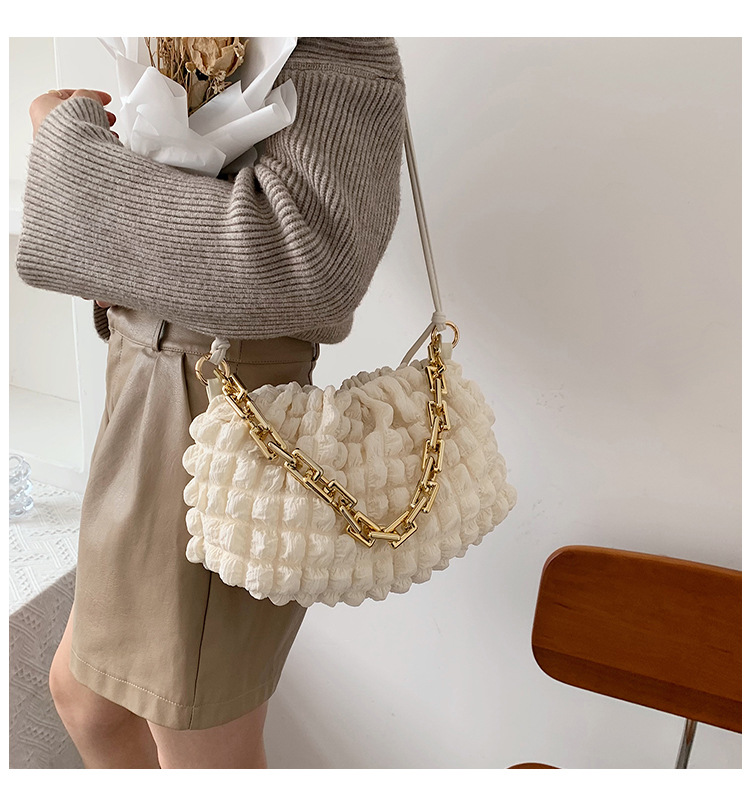 2021 New Fashion Rhombus Fold Cloud Bag Popular Chain Shoulder Messenger Bag display picture 45