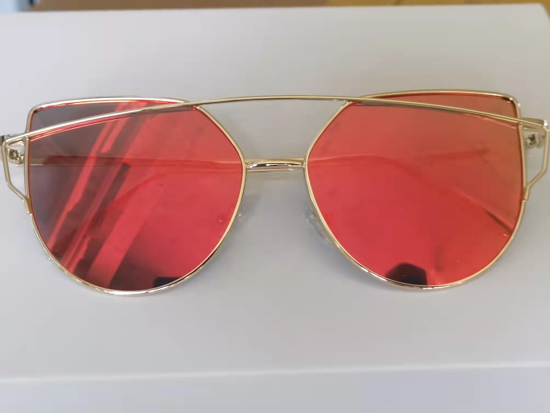 골드 프레임 레드 필름