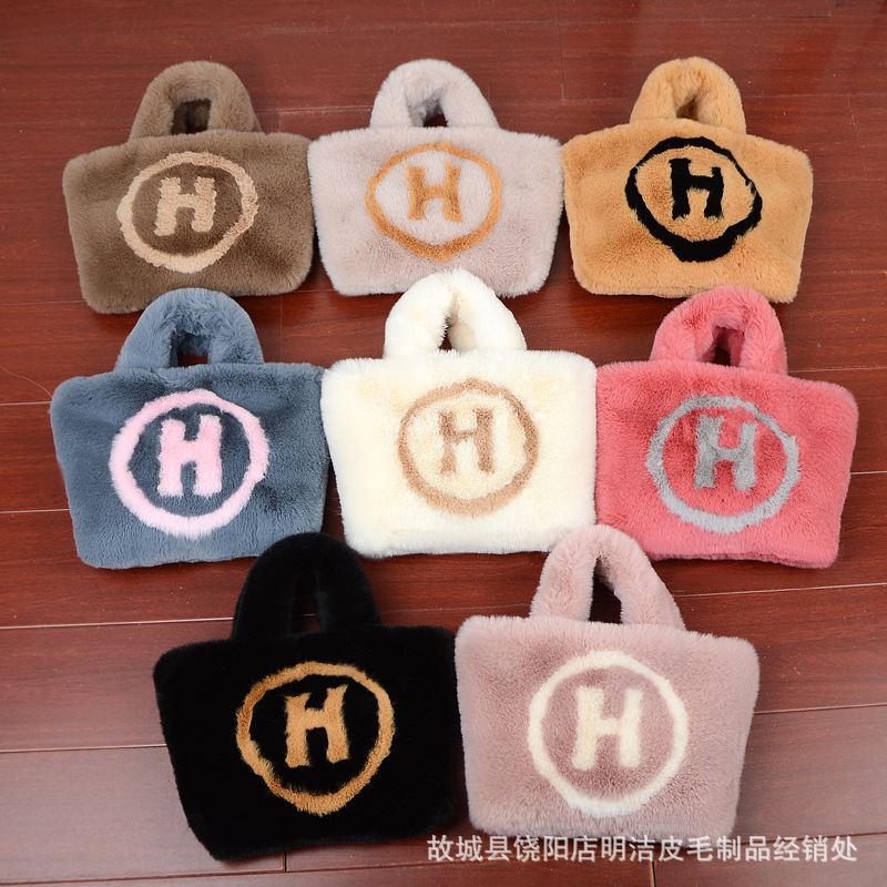 2023新款秋冬仿獭兔字母包包手提链条毛绒包休闲斜挎包H包女包