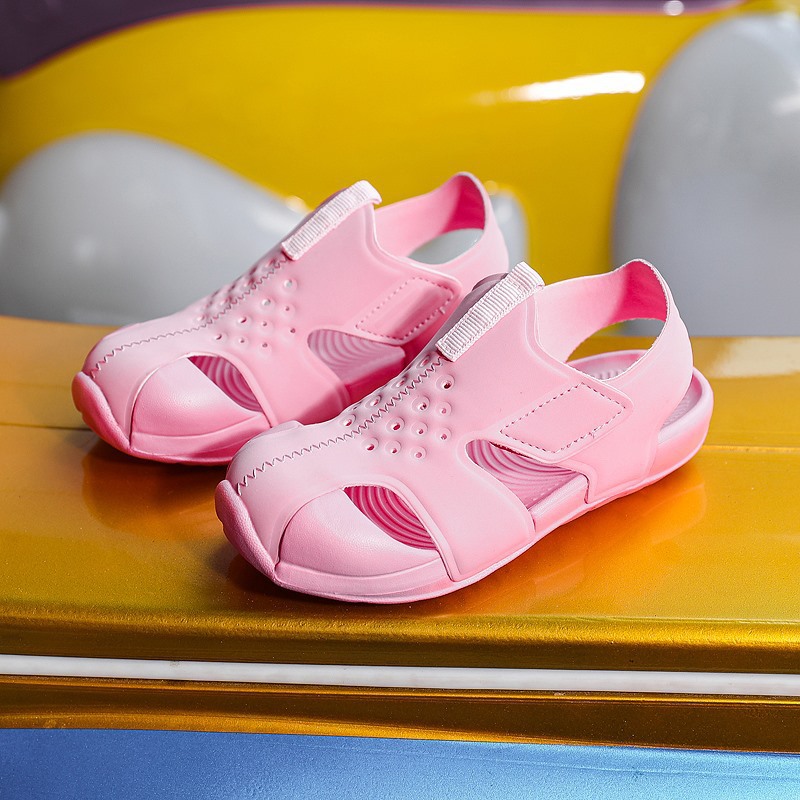 Sandalias para niños con punta cerrada para hombres y mujeres al por mayor Zapatillas de bebé para niños grandes, medianas y pequeñas nuevos zapatos de playa antideslizantes populares a prueba de agua