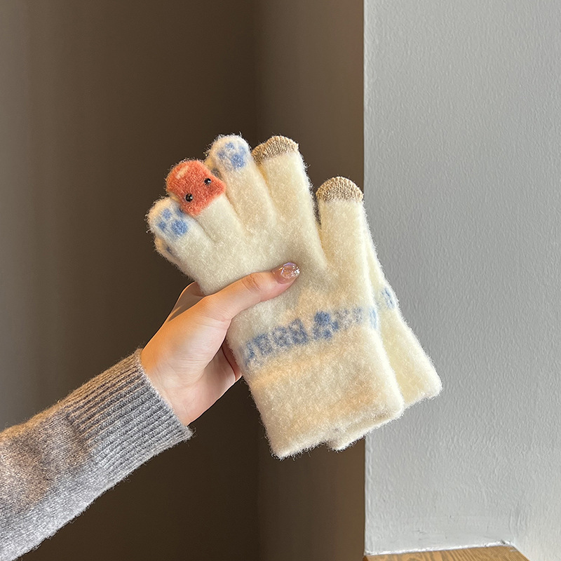 かわいいぬいぐるみ手袋の女性は冬に保温を厚くして、タッチパネルのニット毛糸に乗ることができます。|undefined