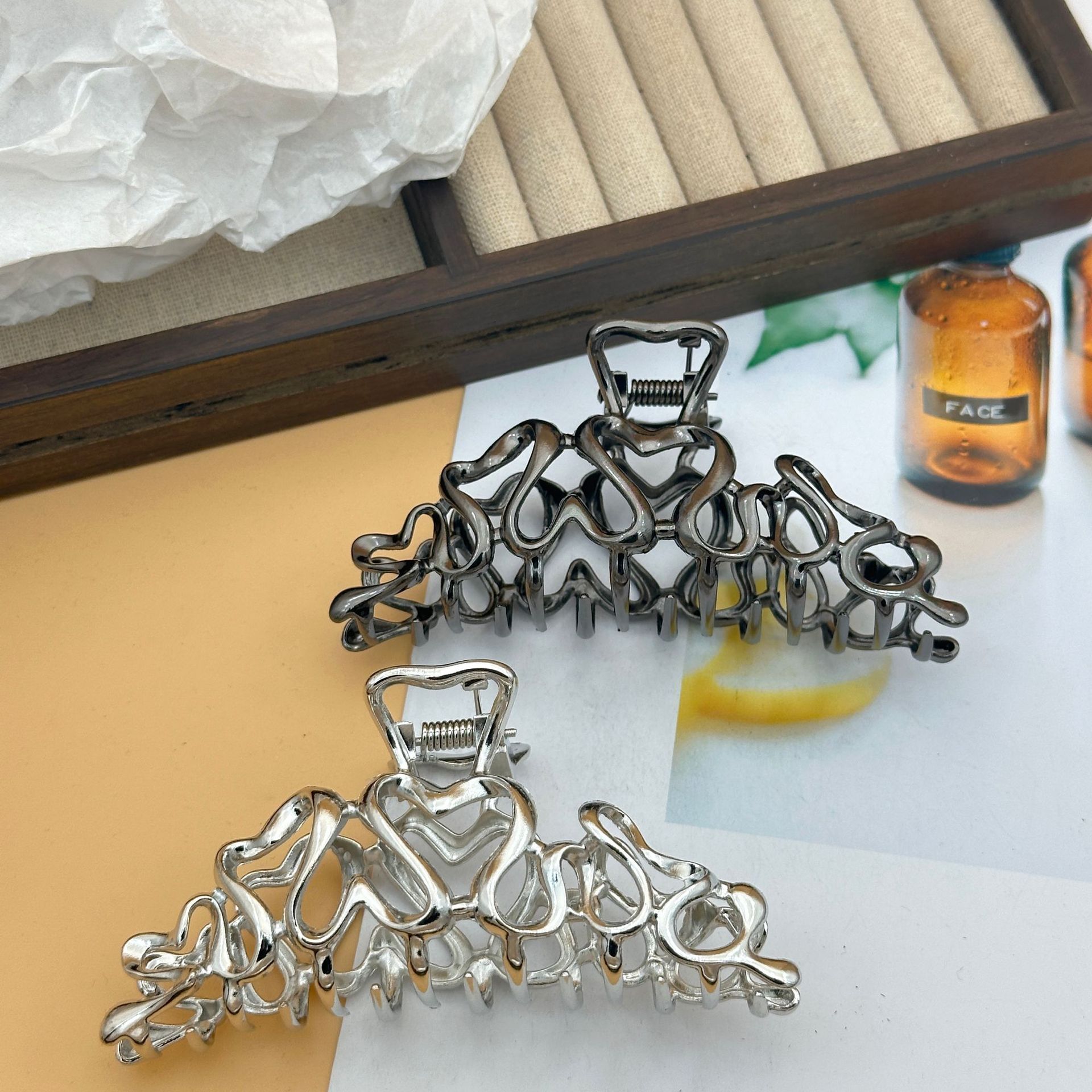 Metal Material Casual Retro Women's Solid Color Metal Plating Hair Claws