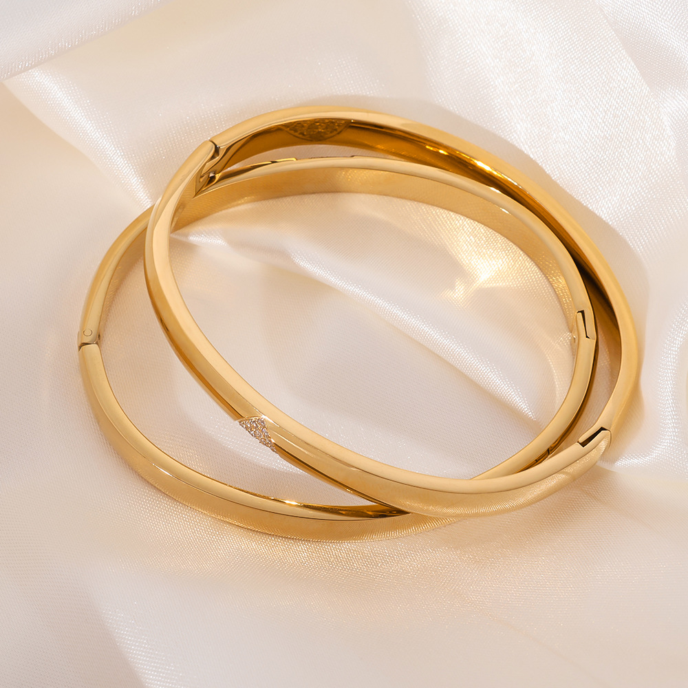 2025 nuevo estilo venta caliente transfronteriza acero inoxidable 18K espejo pulido triángulo blanco circonio hebilla pulsera mujer