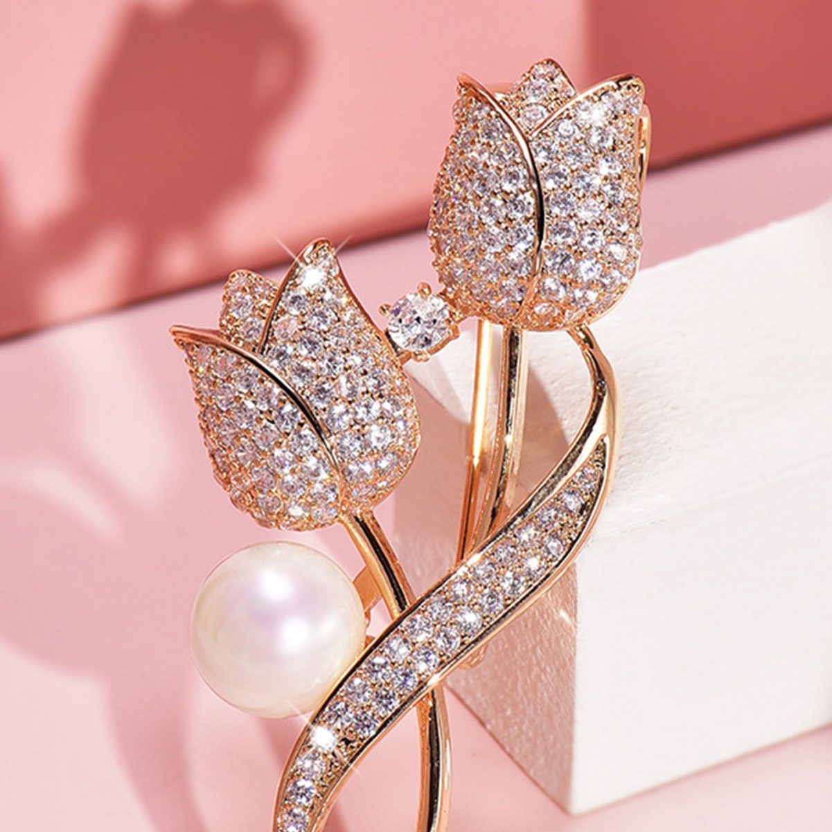 Estilo coreano nueva joyería tulipán perla broche de mujer de gama alta traje abrigo pin diamante aleación ramillete mujeres