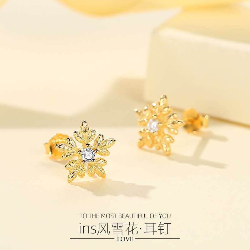 S925 plata esterlina copo de nieve pendientes mujer estudiantes japoneses y coreanos pequeño dulce simple moda chica corazón accesorios al por mayor
