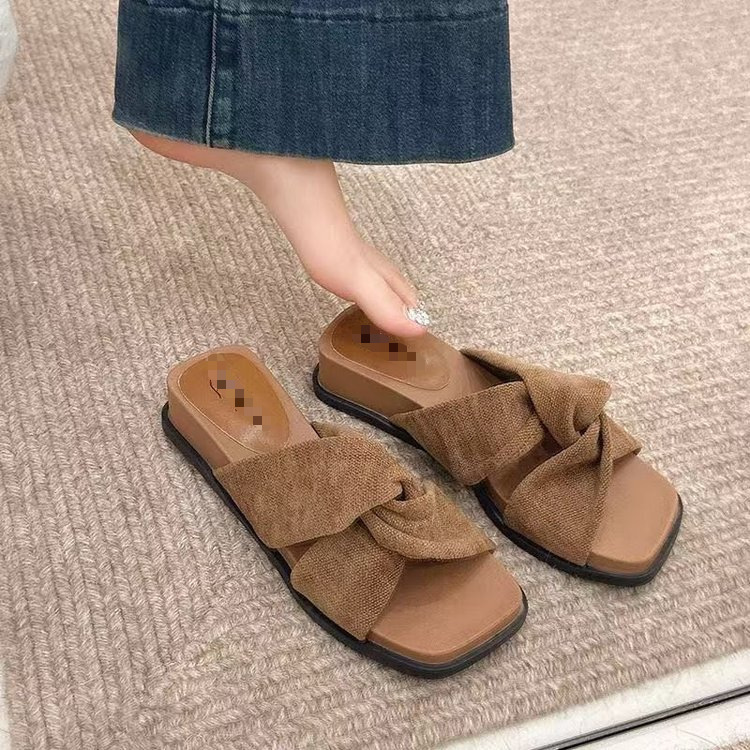 Zapatillas de tacón grueso de estilo francés 2026 nuevas zapatillas de vacaciones con falda frente al mar