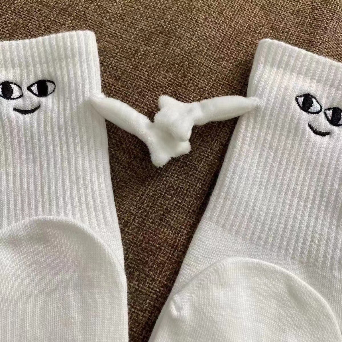 Calcetines de mano de cara sonriente transfronteriza calcetines de media pantorrilla hombres y mujeres de moda pareja magnética personalizada calcetines de mano calcetines de estudiante en blanco y negro