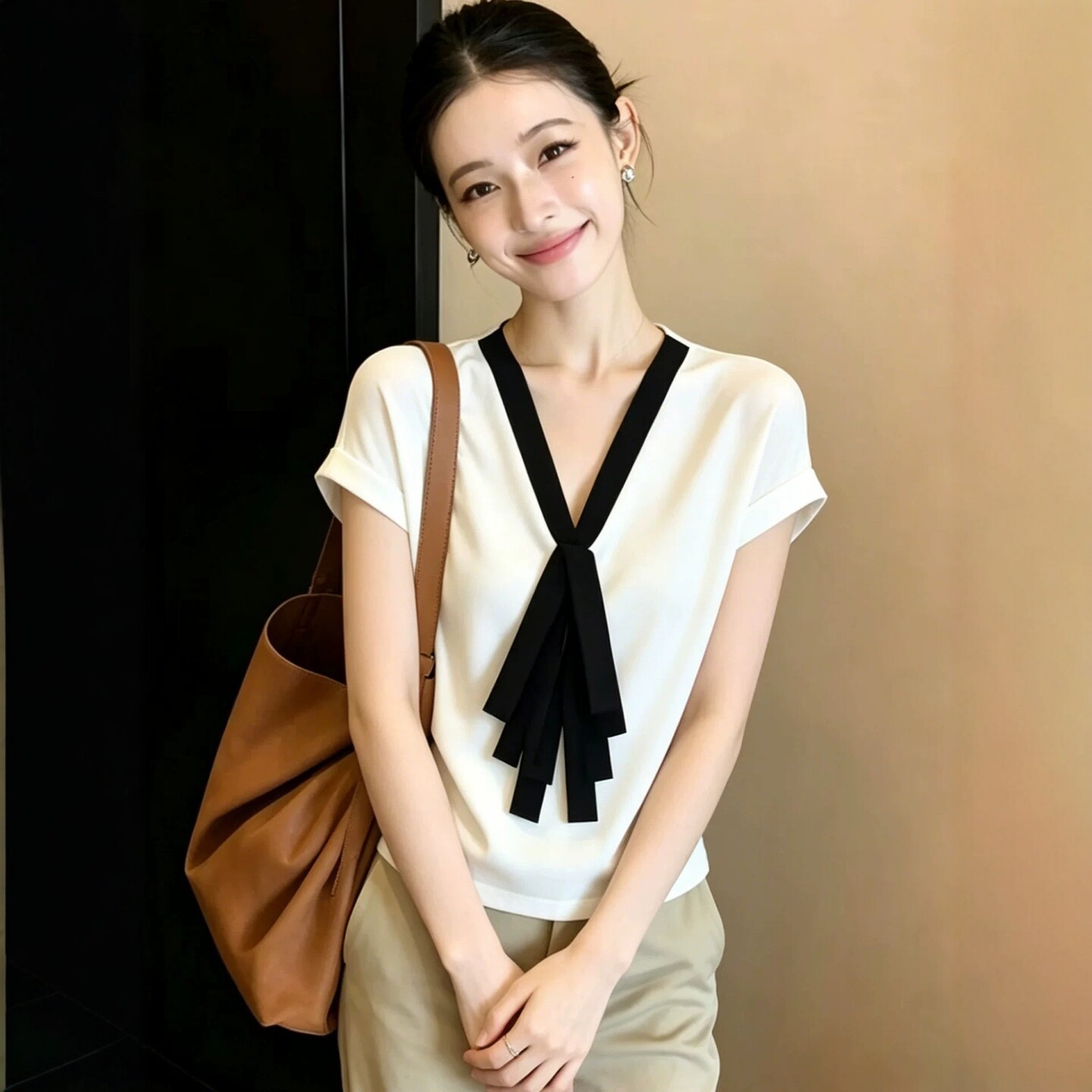 Áo thun nữ cổ V phối màu tay ngắn phong cách Hàn Quốc — Màu ảnh chi tiết 3
