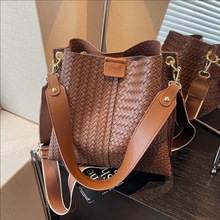 韩版复古通勤手提水桶包包女2025冬季新款编织单肩包潮百搭斜挎包